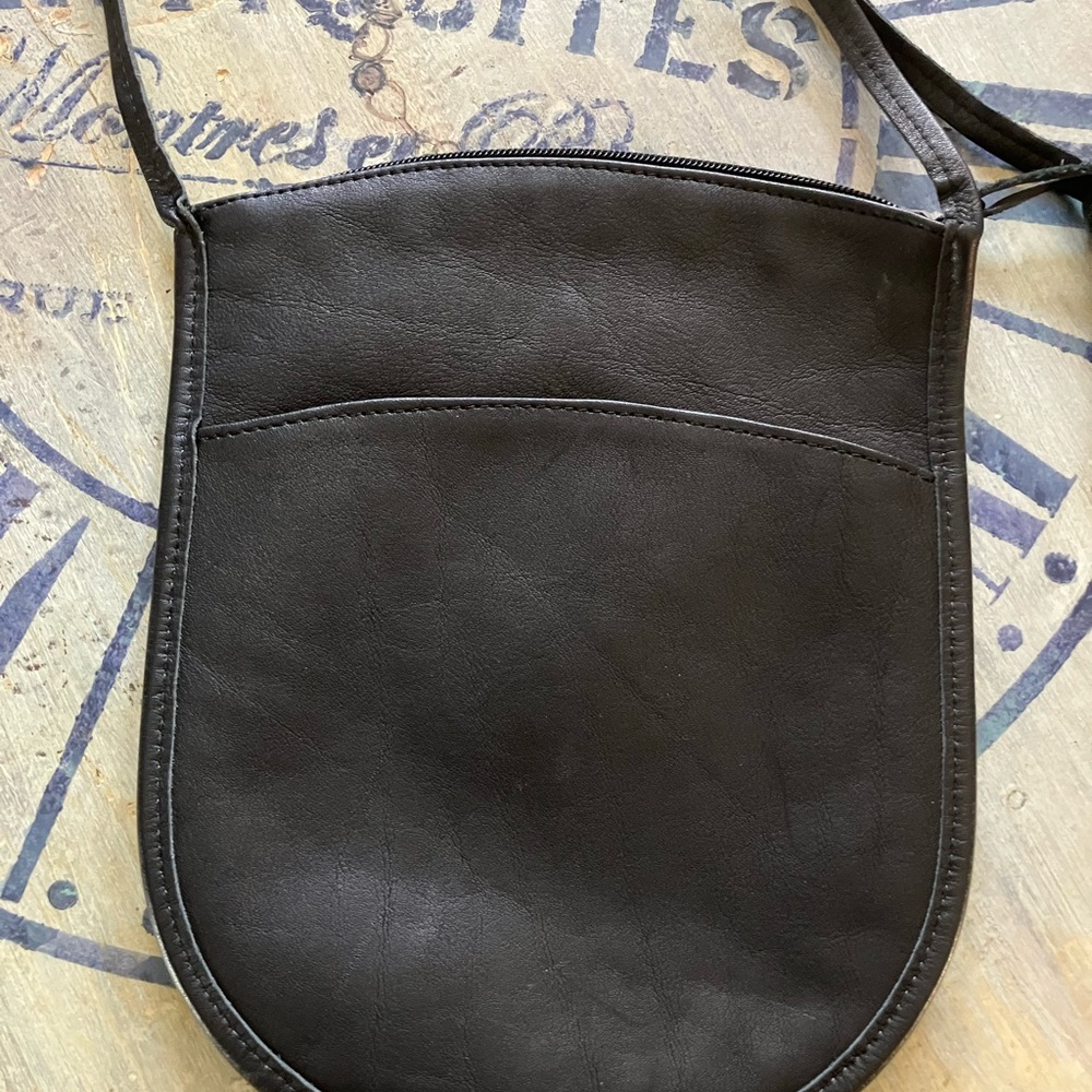 Elegant Black Crossbody Bag with Embroidered Detail - Picture 4 of 4